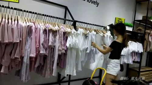 酷暑夜晚深圳服装店生意好 很多年轻美女选购服装兴致高