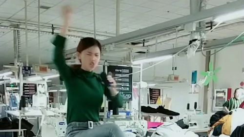 服装厂的妹子唱歌真给力,不但人长得漂亮身材也好,娶回家不知道要多少彩礼