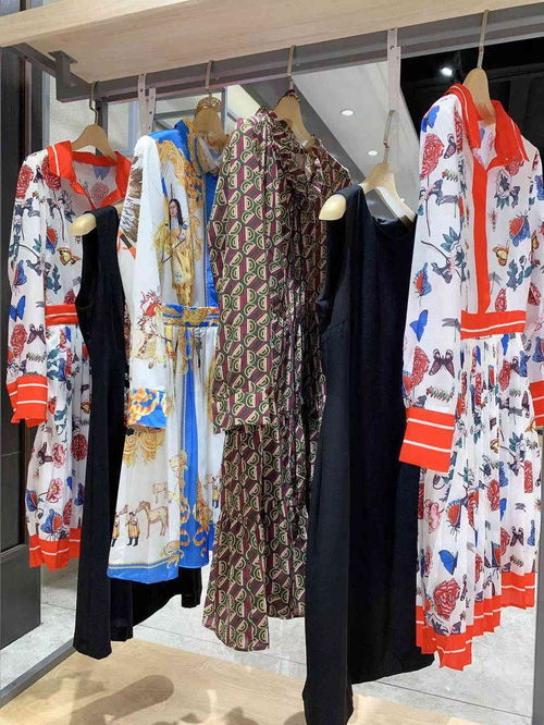 女装批发店面装修中老年女装夏装舞蹈装常州女装店